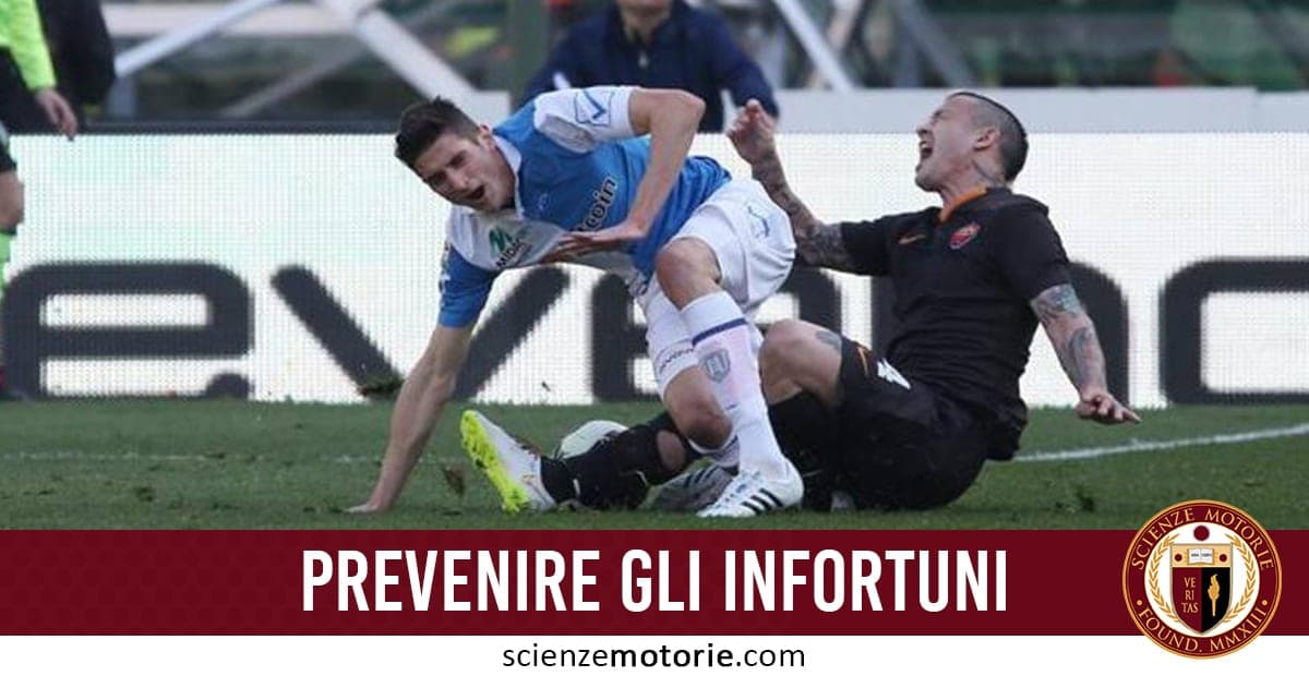 Due calciatori durante una partita: uno a terra dopo un contrasto falloso, l’altro vicino con espressione di dolore, con scritta "PREVENIRE GLI INFORTUNI" su sfondo rosso e logo Scienze Motorie.