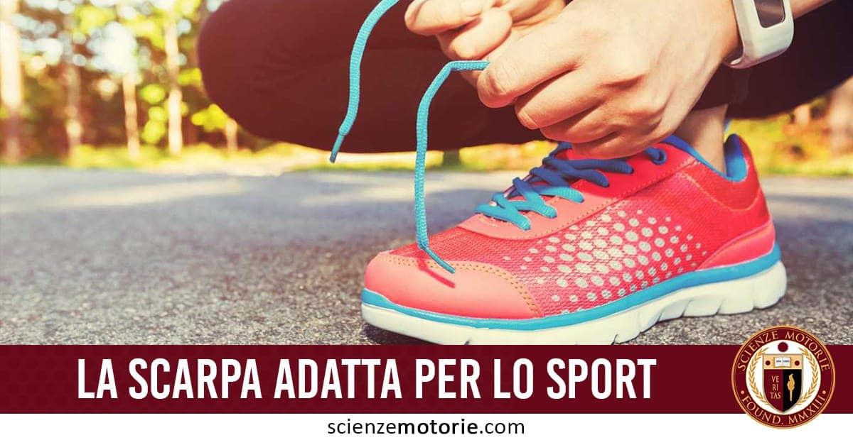 Persona che si allaccia una scarpa sportiva rossa con dettagli blu su asfalto, con scritta "La scarpa adatta per lo sport" e logo Scienze Motorie.