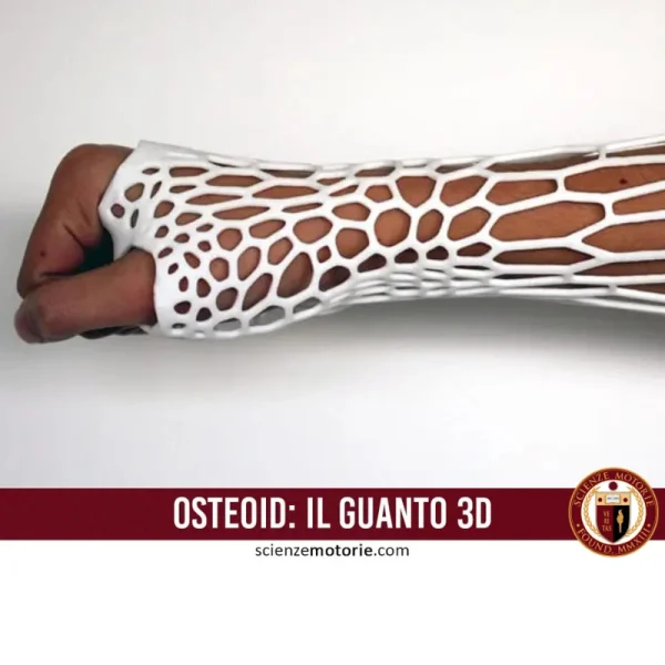Avambraccio con tutore ortopedico stampato in 3D a struttura reticolare geometrica che avvolge il braccio per supporto, con il logo di ScienzeMotorie.com in basso a destra.