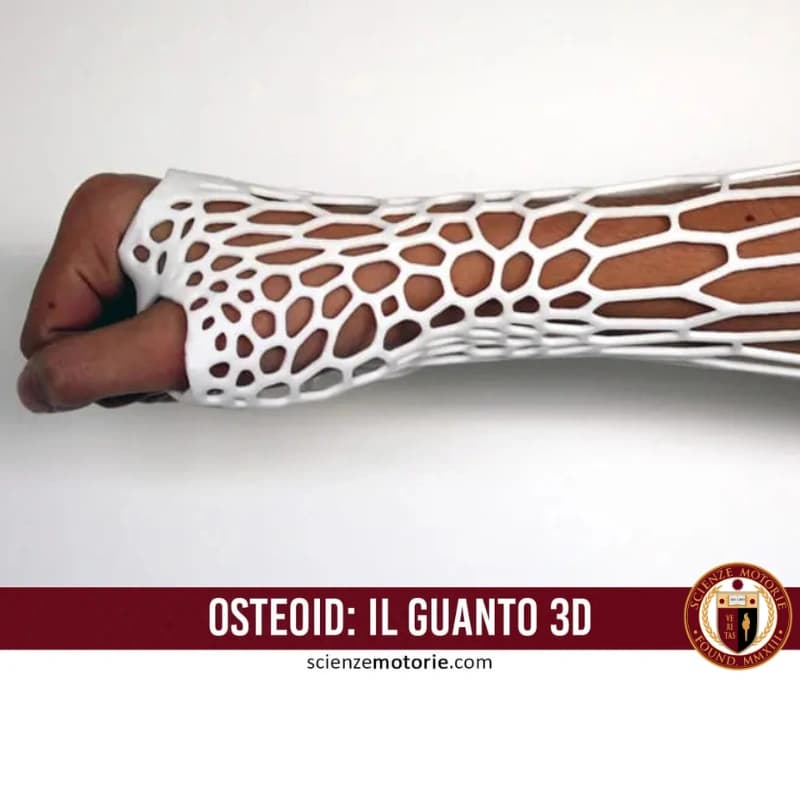 Avambraccio con tutore ortopedico stampato in 3D a struttura reticolare geometrica che avvolge il braccio per supporto, con il logo di ScienzeMotorie.com in basso a destra.