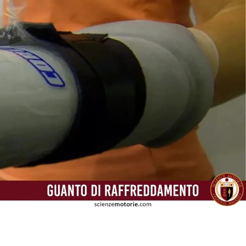 Dispositivo simile a un guanto avvolto sul braccio, etichettato come "Guanto di Raffreddamento", con cinghie di fissaggio e logo ScienzeMotorie.com.
