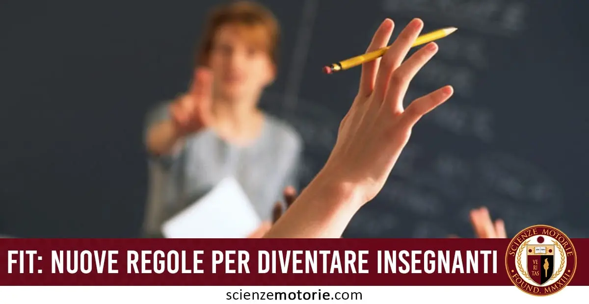 Persona con la mano alzata che tiene una matita in primo piano, con un insegnante sullo sfondo davanti a una lavagna sfocata; in basso il testo "FIT: Nuove regole per diventare insegnanti" e il logo Scienze Motorie.