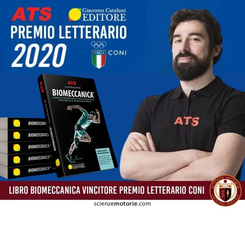 Immagine della copertina del libro "Biomeccanica" scritto dal dottor Luca Russo, PhD, che ha ricevuto il prestigioso Premio Letterario CONI 2020. La foto mostra diverse copie del libro impilate e l’autore in maglietta nera con la scritta ATS, affiancato dai loghi dell’editore Giacomo Catalani e del CONI.