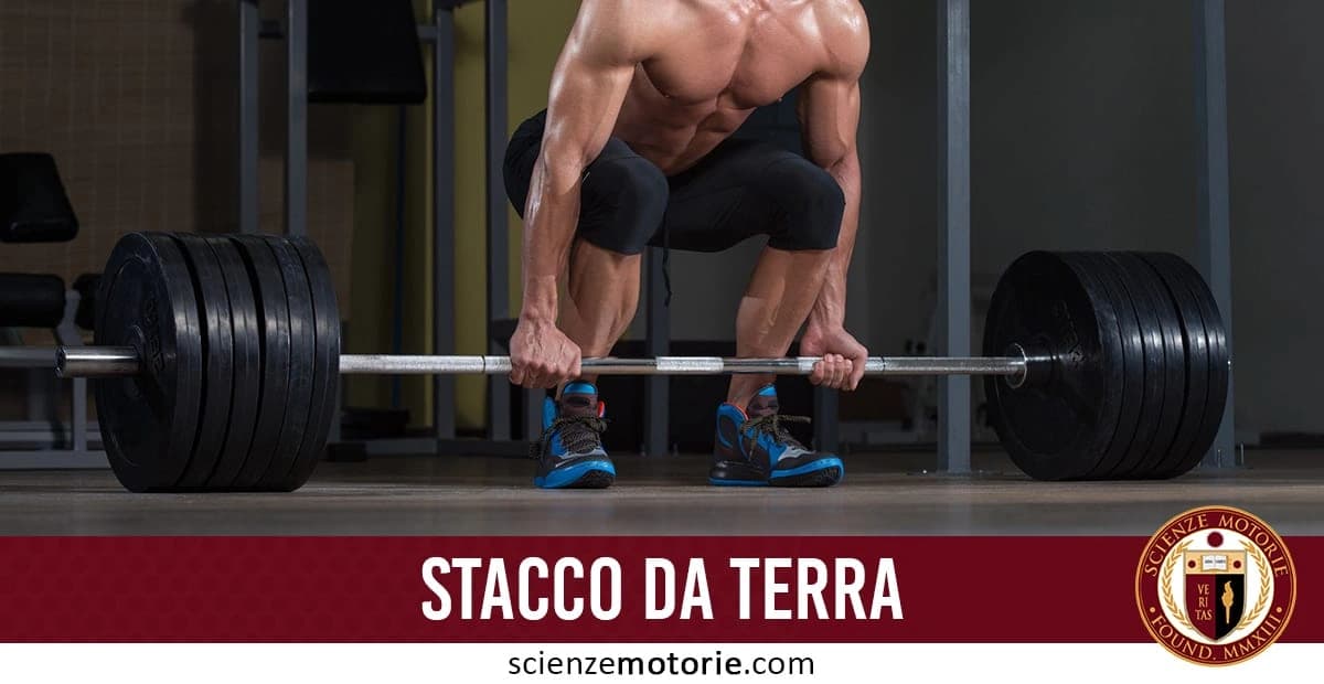 L’immagine mostra un uomo muscoloso che esegue uno stacco da terra in palestra, con le mani sul bilanciere e tecnica corretta. Indossa scarpe sportive blu in un ambiente ben attrezzato. Lo stacco da terra è un esercizio fondamentale per sviluppare forza in glutei, femorali e zona lombare, essenziale nella preparazione atletica. In basso appare la scritta "Stacco da terra" e il logo di Scienze Motorie