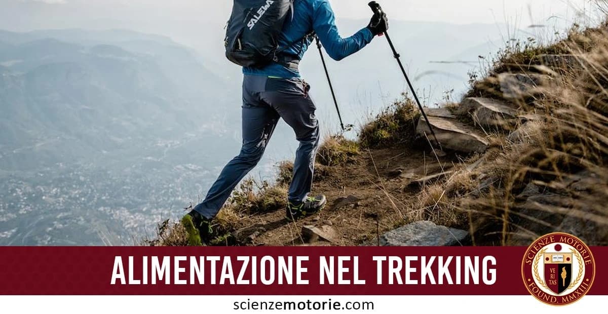 Persona con zaino e bastoncini da trekking cammina su un sentiero di montagna con vista panoramica; in basso il testo "ALIMENTAZIONE NEL TREKKING" e il logo Scienze Motorie.
