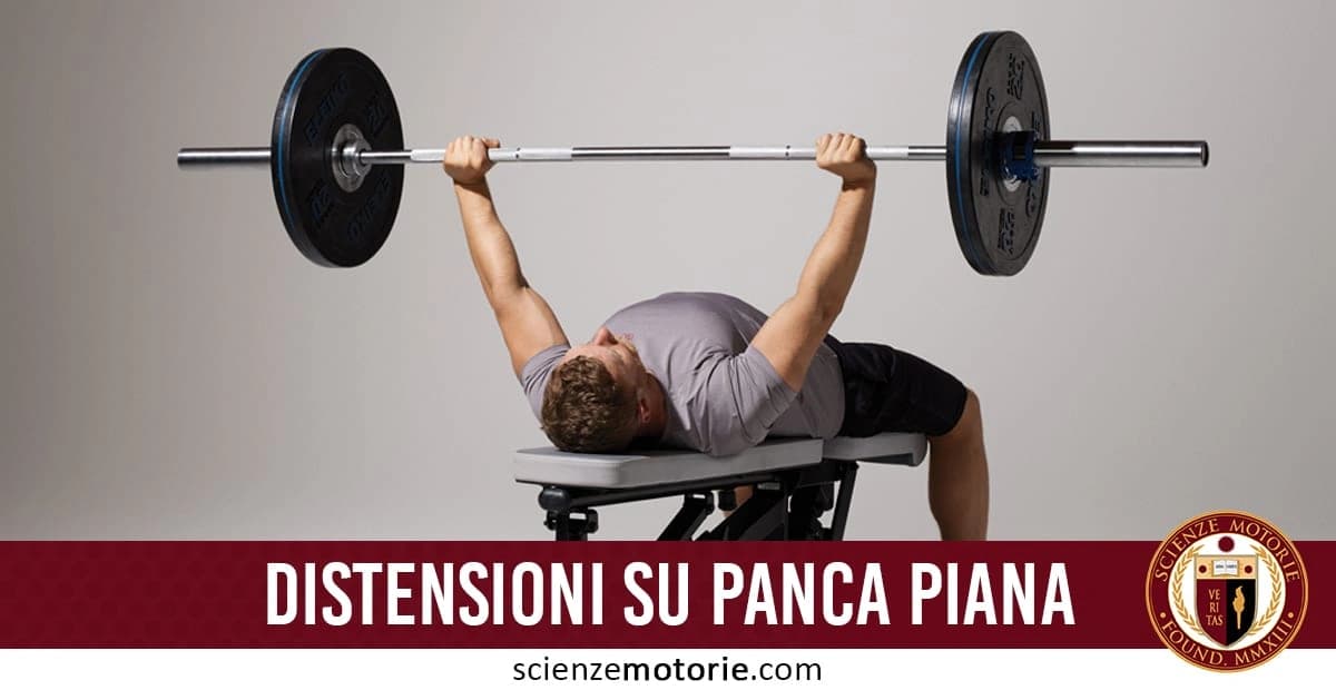 Persona esegue distensioni su panca piana con bilanciere, sollevando il peso con entrambe le mani, esercizio di forza.