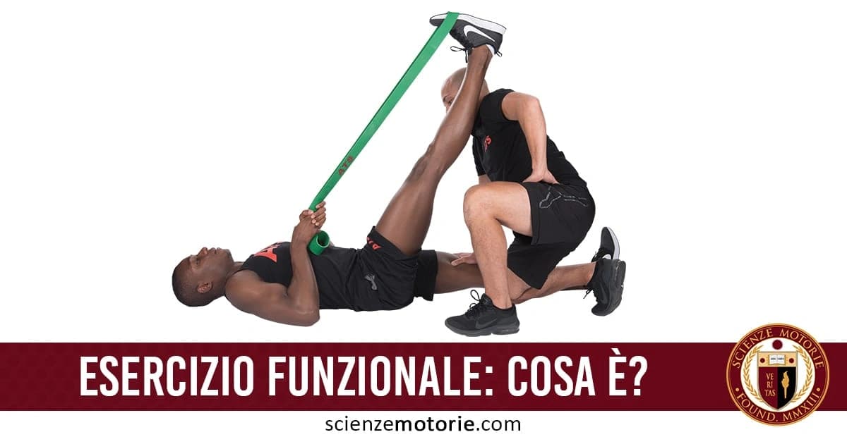 L’immagine mostra due persone durante un esercizio funzionale: una sdraiata con una gamba sollevata, che tiene un elastico verde, e l’altra inginocchiata, che fornisce supporto. L’elastico aiuta a migliorare la resistenza e potenziare i muscoli. In basso, il testo "ESERCIZIO FUNZIONALE: COSA È?" e il logo di Scienze Motorie