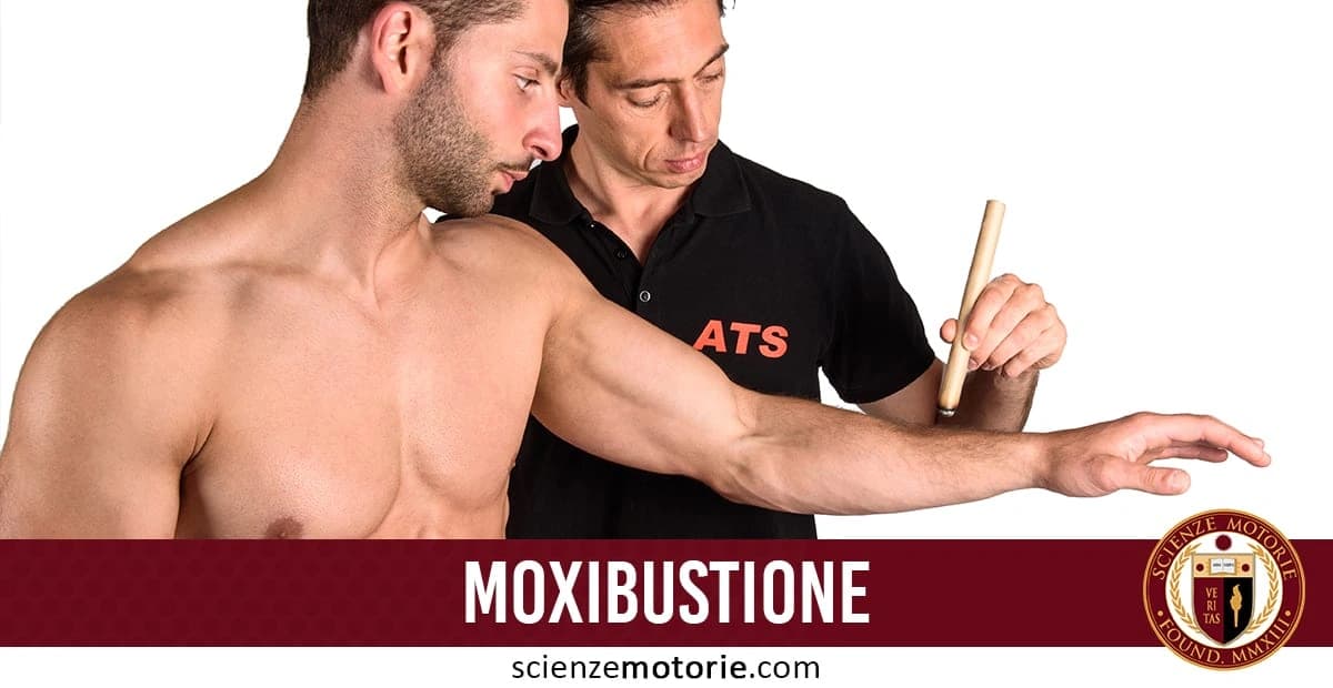 Due uomini durante una sessione di moxibustione: uno è a torso nudo, mentre l’altro, con maglietta "ATS", utilizza uno strumento sul braccio del primo; in basso, la scritta "MOXIBUSTIONE" e il logo scienzemotorie.com.