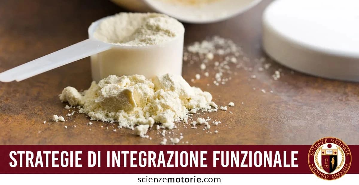 L'immagine mostra un misurino pieno di polvere, probabilmente un integratore alimentare. C'è della polvere anche sparsa sul tavolo accanto al misurino. In basso, c'è una barra con il testo "STRATEGIE DI INTEGRAZIONE FUNZIONALE" e il logo di Scienze Motorie
