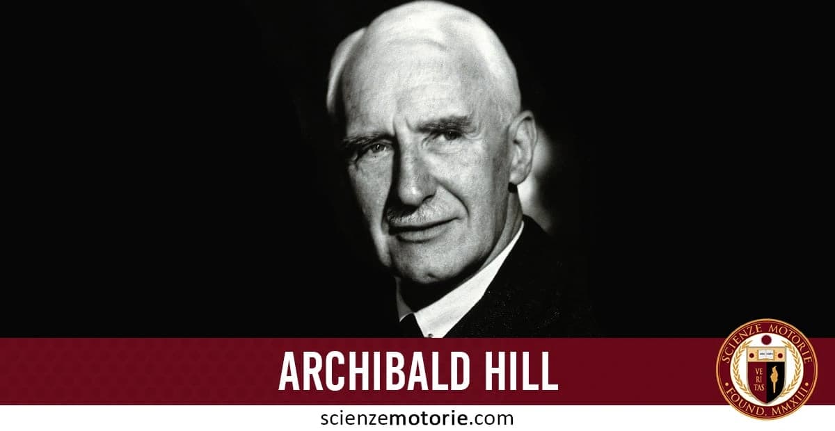L'immagine mostra una fotografia in bianco e nero di Archibald Vivian Hill, scienziato famoso per i suoi studi sulla fisiologia muscolare. Indossa abbigliamento formale e appare riflessivo. Sotto la foto, il suo nome è scritto su uno sfondo rosso, mentre a destra c'è il logo di scienzemotorie.com
