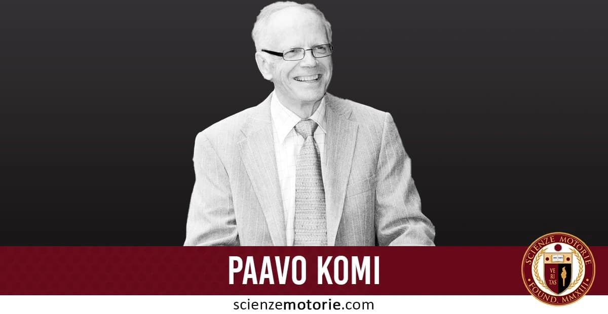 Ritratto formale di Paavo Komi con abito e occhiali, accompagnato da una banda rossa con il suo nome e logo Scienze Motorie.