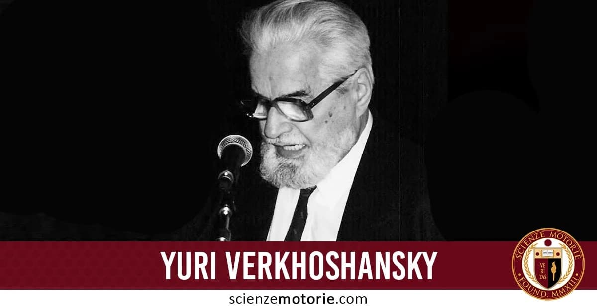 Uomo con capelli bianchi e barba, occhiali, vestito con cravatta, parla davanti a un microfono. Il nome "YURI VERKHOSHANSKY" è visibile in basso, con il logo "Scienze Motorie" sulla destra.