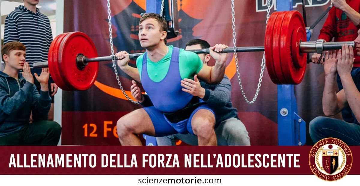 L'immagine mostra un adolescente durante un esercizio di squat con bilanciere carico, in un ambiente da palestra. Intorno a lui ci sono alcune persone che lo osservano e lo assistono. In basso compare la scritta "Allenamento della forza nell’adolescente" assieme al logo di Scienze Motorie