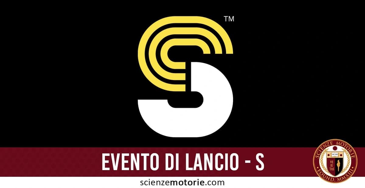 L’immagine presenta il logo grafico dell’evento di lancio del progetto "S" promosso da Scienze Motorie. Al centro è visibile una "S" stilizzata, divisa verticalmente in due colori: giallo a sinistra e bianco a destra, su sfondo nero. Al di sotto del logo si trova una fascia rossa con la scritta "EVENTO DI LANCIO - S" in bianco, a caratteri maiuscoli. In basso compare il logo di scienzemotorie.com