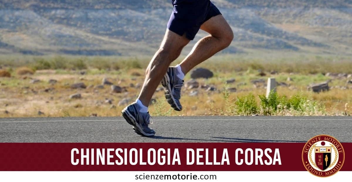 L'immagine mostra una persona che corre su una strada asfaltata, indossando pantaloncini e scarpe da corsa, con un paesaggio naturale che include piante e colline sullo sfondo. Il testo "CHINESIOLOGIA DELLA CORSA" evidenzia l'importanza della postura corretta, della tecnica e del movimento efficiente nella corsa. Il logo di ScienzeMotorie.com appare in basso