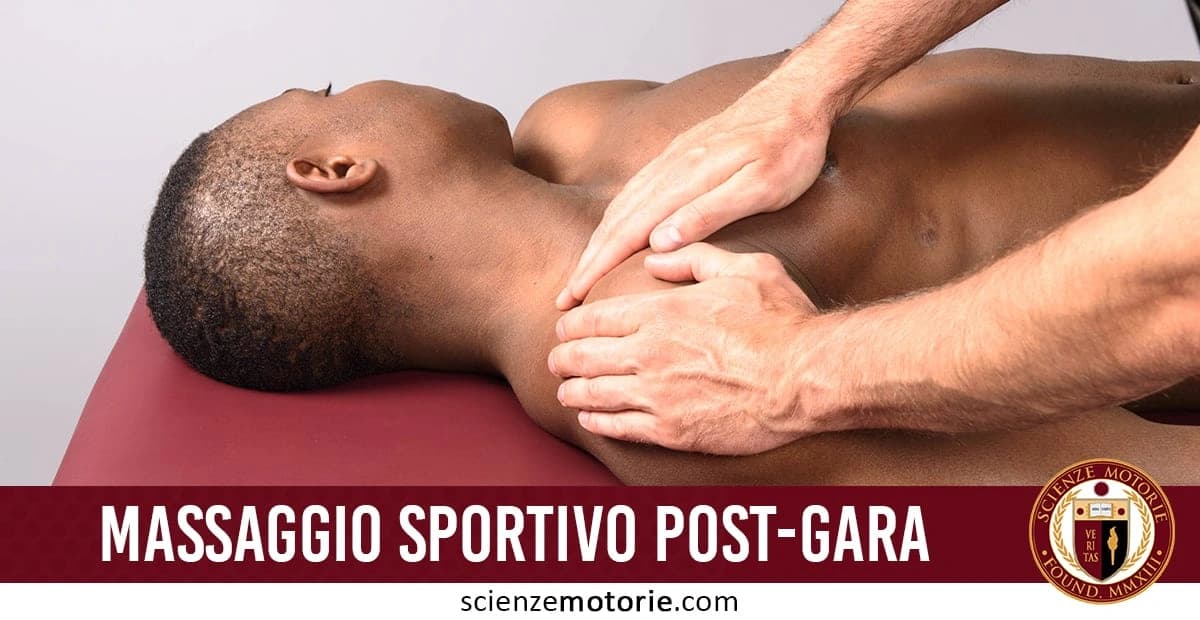 L'immagine raffigura un massaggio sportivo post-gara: un atleta è sdraiato in posizione prona su un lettino rosso mentre riceve un trattamento manuale concentrato sulle spalle. In basso, la grafica include la scritta “MASSAGGIO SPORTIVO POST-GARA” e il logo di Scienze Motorie