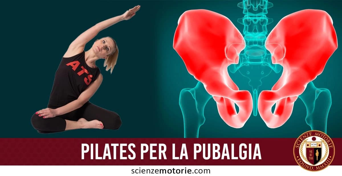 L’immagine mostra una donna intenta a eseguire un esercizio di Pilates su un tappetino, seduta con una gamba piegata e l’altra estesa lateralmente. Il braccio opposto è sollevato sopra la testa, in una posizione che favorisce l’allungamento laterale del busto. Sullo sfondo compare un’illustrazione anatomica del bacino umano, evidenziando il focus dell’esercizio sulla zona pelvica. In basso è riportato il testo “PILATES PER LA PUBALGIA”, accompagnato dal logo di Scienze Motorie
