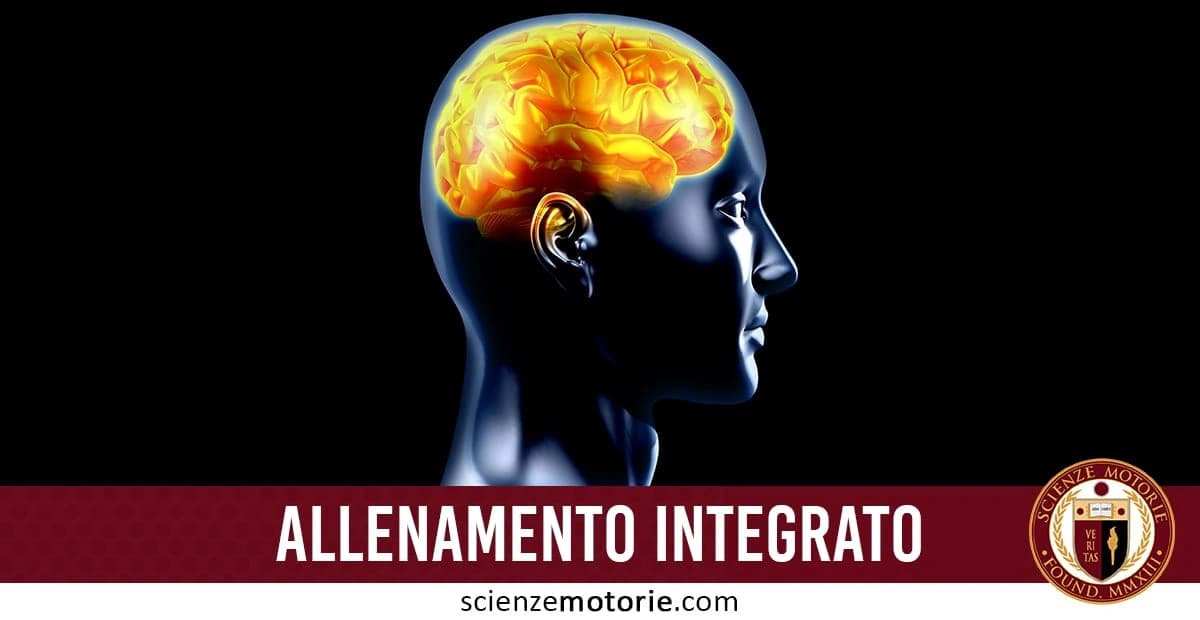 L'immagine raffigura il profilo di una testa umana con la parte superiore trasparente, mettendo in evidenza un cervello stilizzato in tonalità giallo-arancio. La grafica trasmette l'idea di connessione tra mente e corpo nell'ambito dell'allenamento. Nella parte inferiore è presente una fascia rossa con la scritta "ALLENAMENTO INTEGRATO", accompagnata dal logo di Scienze Motorie