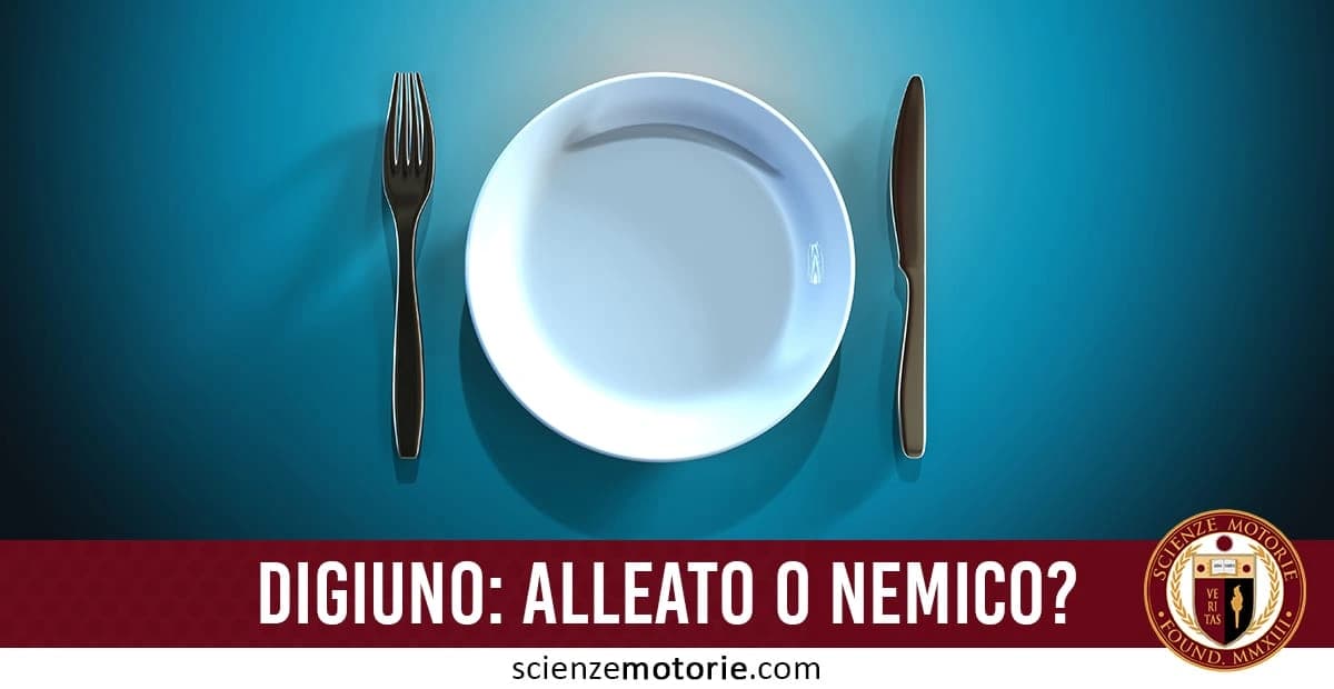 Piatto vuoto con forchetta e coltello su sfondo blu e scritta “Digiuno: alleato o nemico?” in basso assieme al logo di Scienze Motorie