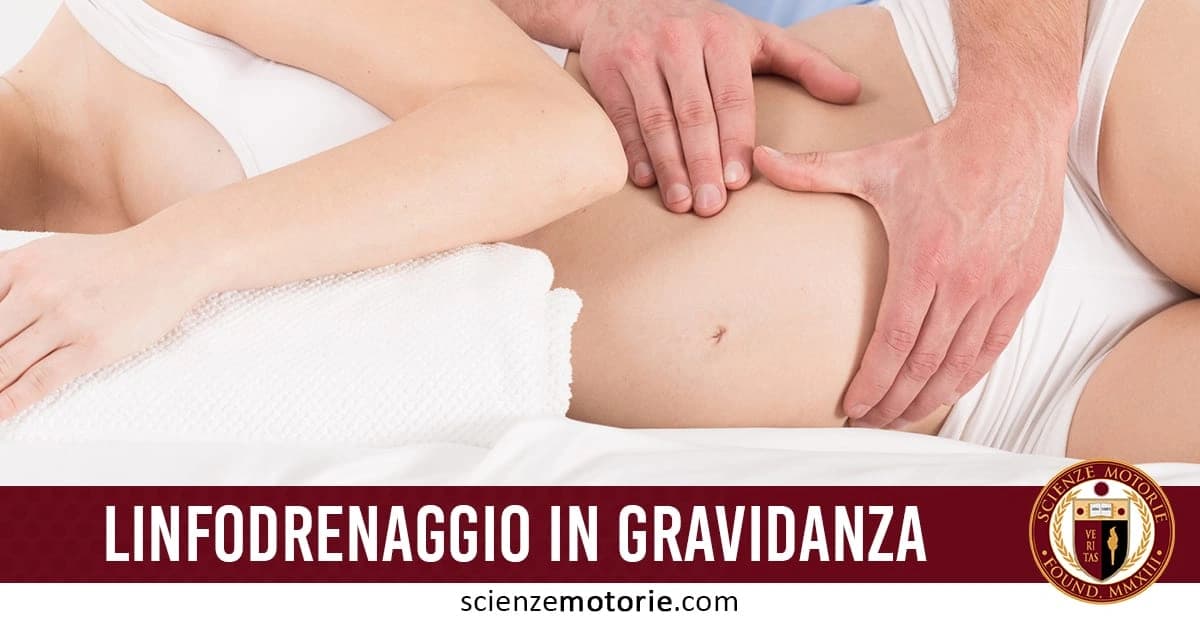 L'immagine mostra una persona che riceve un massaggio linfodrenante sull'addome, suggerendo un trattamento per migliorare il drenaggio linfatico durante la gravidanza. Le mani sono posizionate con delicatezza sulla pancia della persona, indicando l'attenzione e la cura necessarie per un trattamento sicuro ed efficace in questo periodo. In basso a destra è visibile il logo di Scienze Motorie