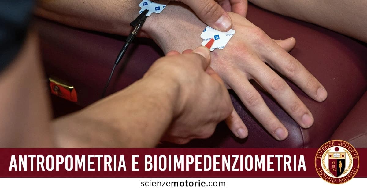 Due persone, una delle quali applica elettrodi sulla mano dell'altra. Il testo "Antropometria e Bioimpedenziometria" appare sopra l'immagine, mentre il logo di "Scienze Motorie" è visibile in basso.