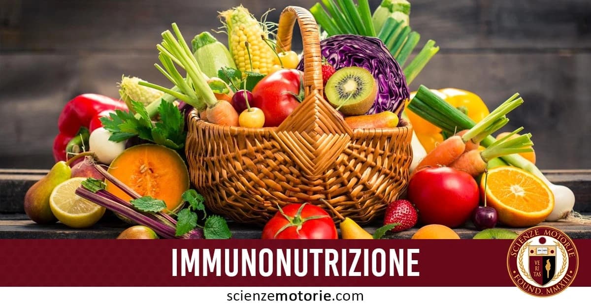 Cesto di vimini colmo di frutta e verdura colorata con la scritta "IMMUNONUTRIZIONE" e il logo di Scienze Motorie