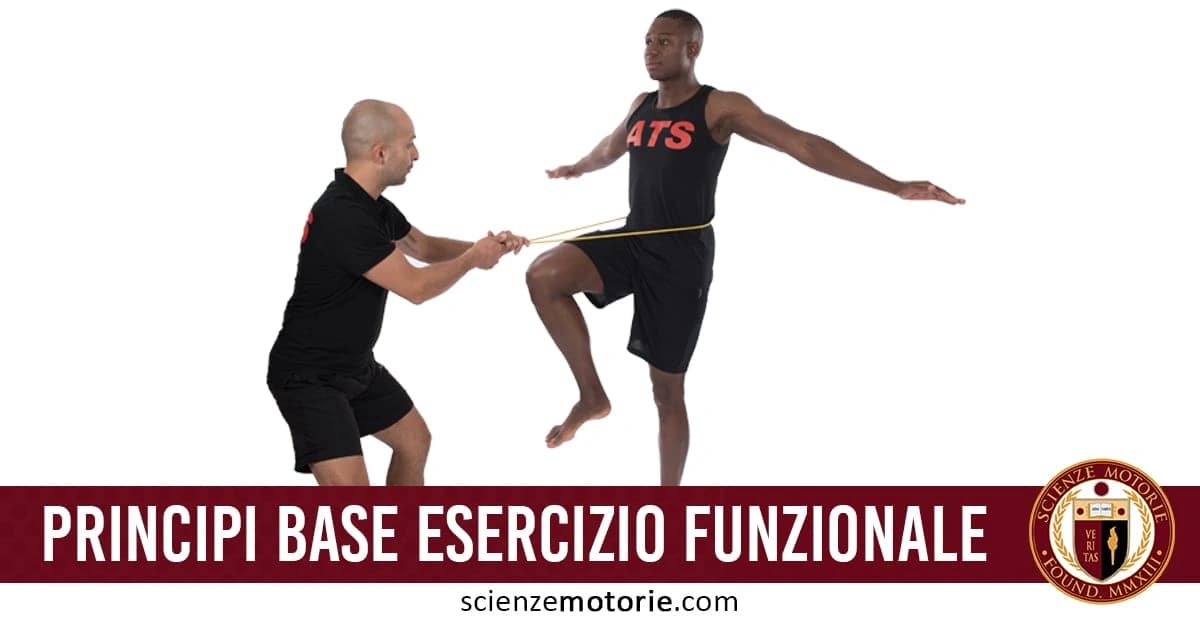 L'immagine mostra due uomini in abbigliamento sportivo con il logo di Istituto ATS che eseguono un esercizio funzionale: uno mantiene l'equilibrio su una gamba con le braccia estese, mentre l'altro misura la posizione con un metro. In basso, c'è la scritta "Principi base della programmazione dell'Esercizio Funzionale" e il logo di Scienze Motorie.