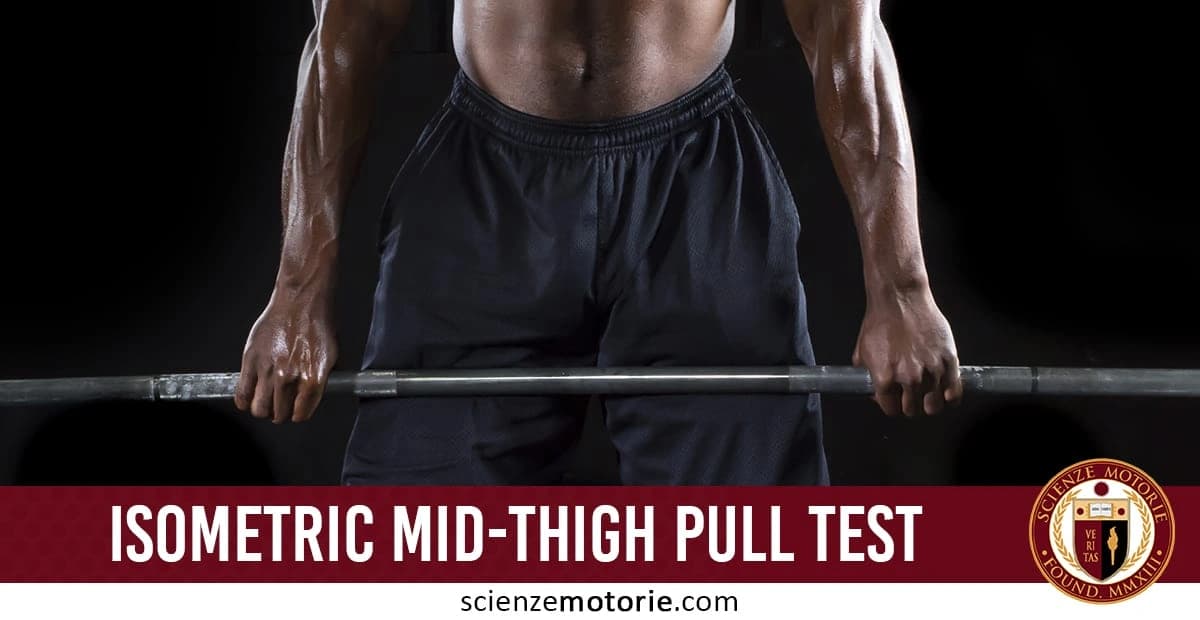 Persona che esegue un isometric mid-thigh pull test con bilanciere per valutare la forza isometrica. in basso appare la scritta Isometric mid-thigh pull test seguita sulla destra dal logo di Scienze Motorie