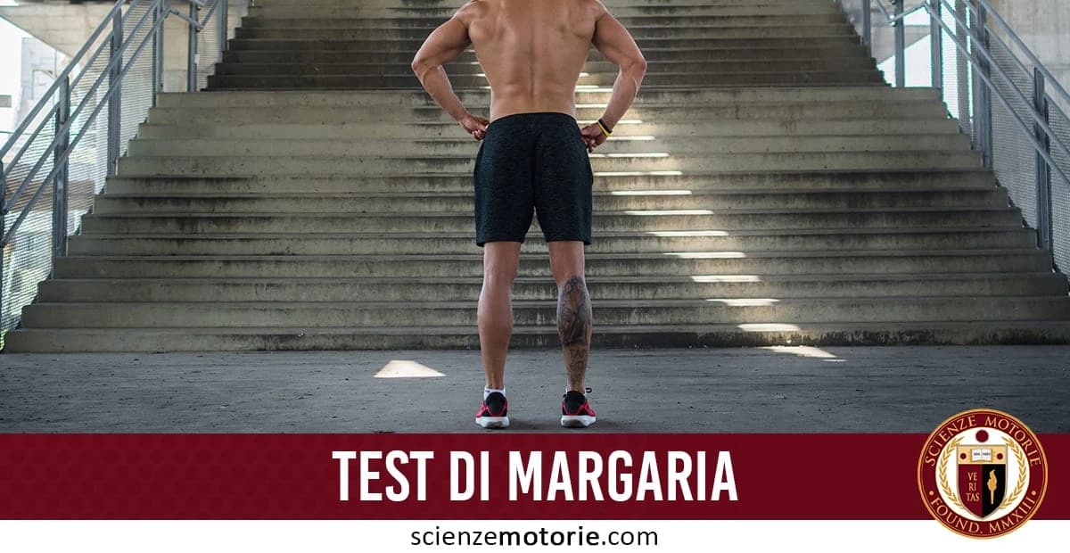 Persona a torso nudo davanti a una scalinata all'aperto per l'esecuzione del Test di Margaria, con barra rossa e logo Scienze Motorie.