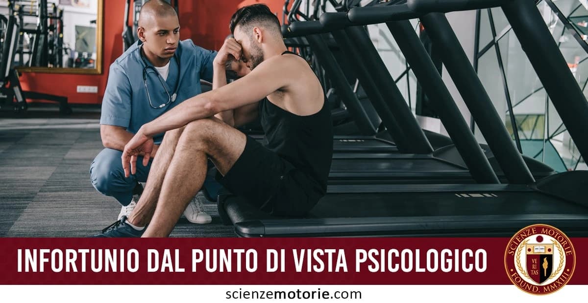 Due uomini in una palestra, uno seduto afflitto vicino a un tapis roulant, mentre l'altro, un professionista, lo conforta. In basso a destra è visibile il logo di ScienzeMotorie.com
