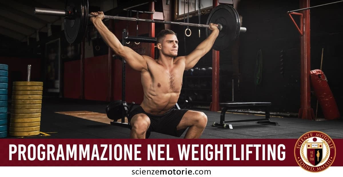 Un uomo esegue uno squat sollevando un bilanciere in palestra, con attrezzature come pesi colorati e una panca, accompagnato dal testo "PROGRAMMAZIONE NEL WEIGHTLIFTING" e dal logo di Scienze Motorie