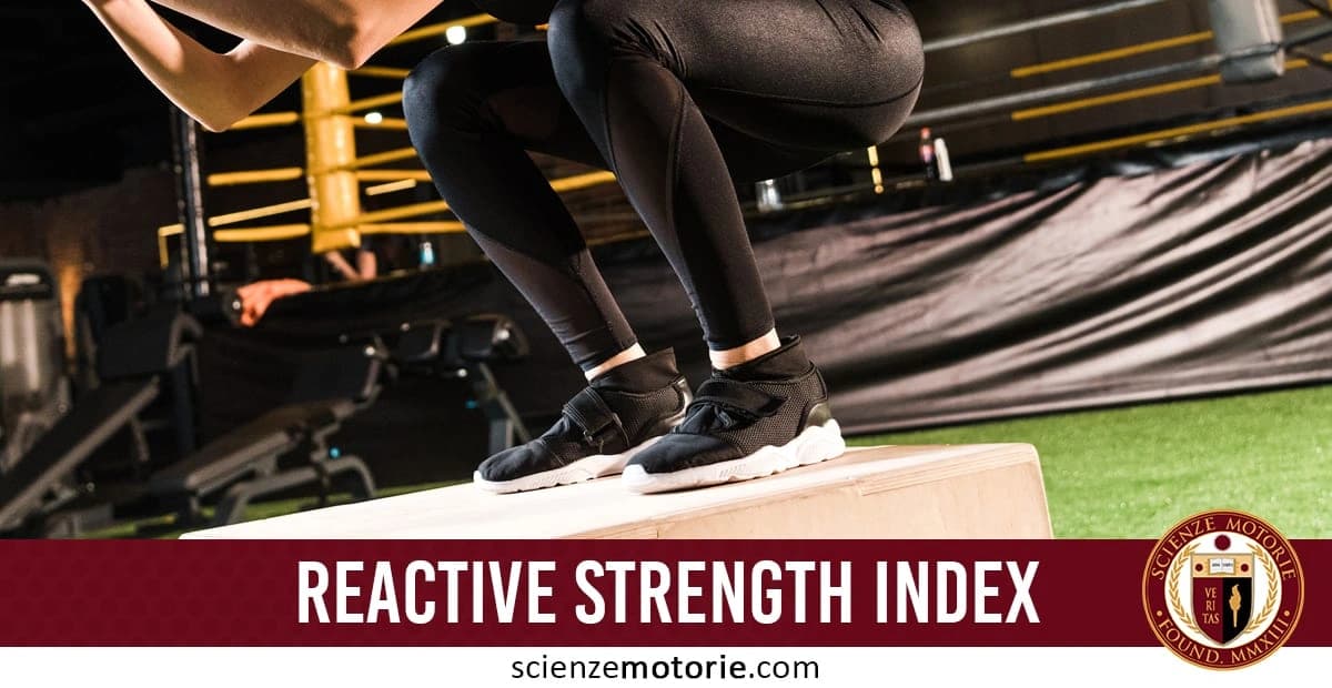 Persona in posizione accovacciata su una scatola di legno, indossando leggings neri e scarpe sportive, eseguendo un esercizio che fa parte del Reactive Strength Index (RSI) in una palestra, in basso a destra si nota il logo di ScienzeMotorie.com
