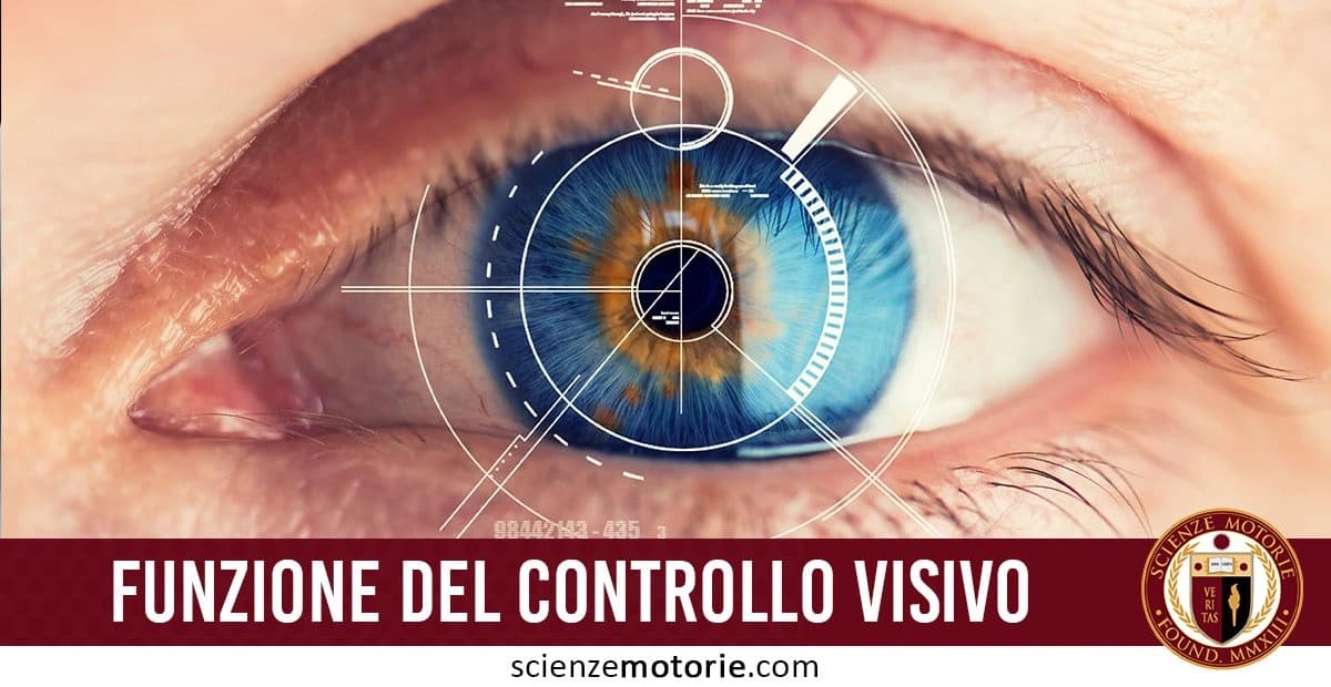 Primo piano di un occhio azzurro con dettagli dell'iride e della pupilla, con sovrapposizioni grafiche tecnologiche che simboleggiano un sistema di mira. In basso il testo "Funzione del Controllo Visivo" e il logo di Scienze Motorie.