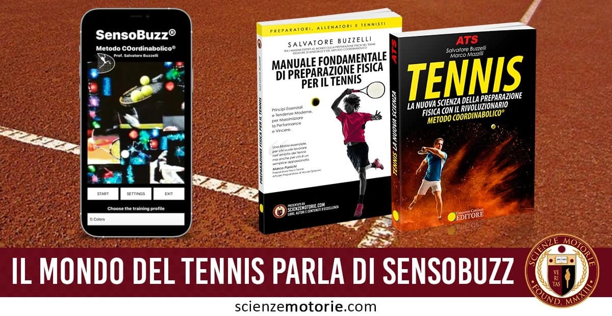 Immagine di un telefono su un campo da tennis con l'app "SensoBuzz" e il "Metodo Coordinabolico" visibile sullo schermo. Due libri di Salvatore Buzzelli e Marco Mazzì sono appoggiati accanto al telefono, mentre in basso appare la scritta "Il mondo del tennis parla di SensoBuzz" e il logo di Scienze Motorie.