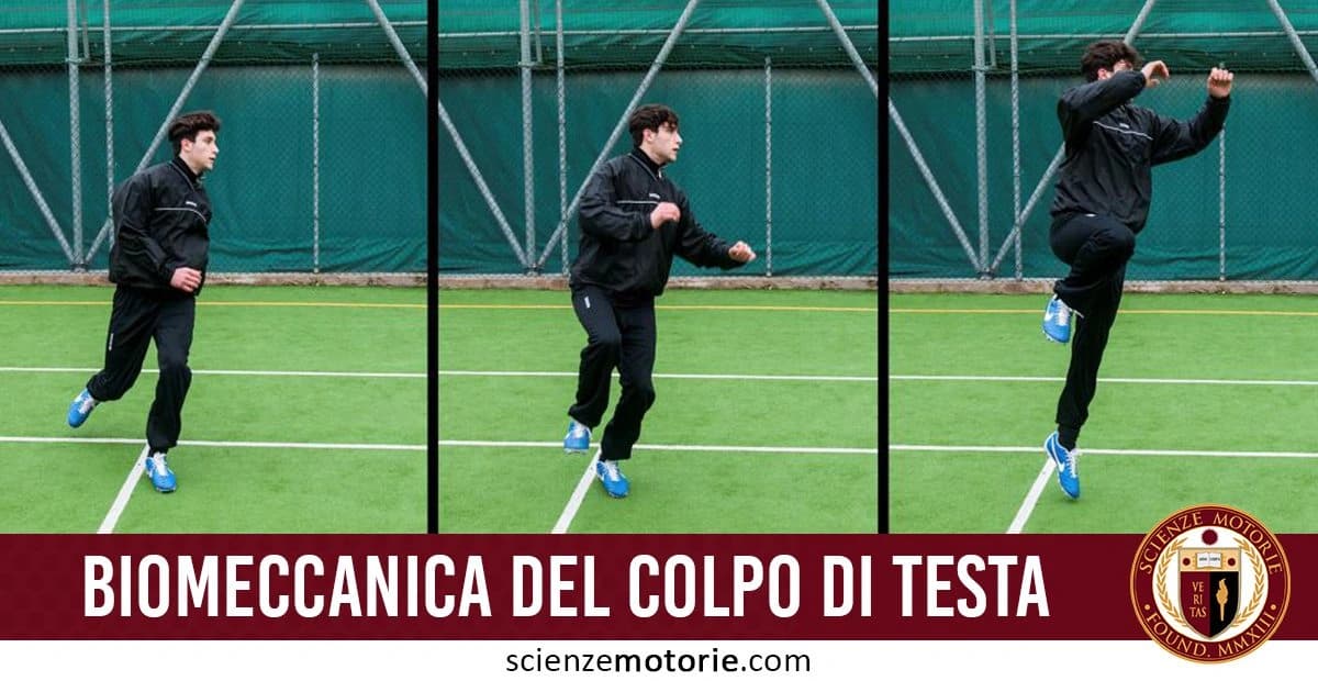 Tre fotogrammi sequenziali di una persona che esegue un colpo di testa su un campo da calcio, mostrando corsa, salto e impulso con le braccia. La scritta "BIOMECCANICA DEL COLPO DI TESTA" appare in basso assieme al logo di Scienze Motorie