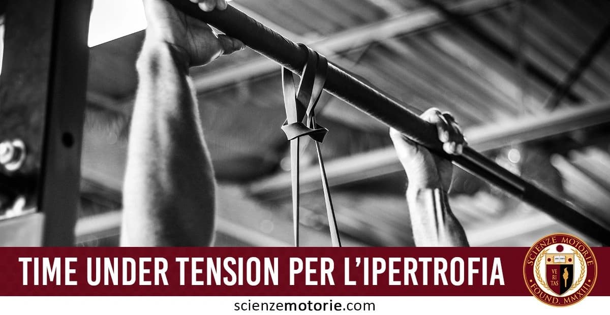 Mani che afferrano una sbarra per trazioni in bianco e nero, con il testo "TIME UNDER TENSION PER L'IPERTROFIA" in basso e il logo di Scienze Motorie