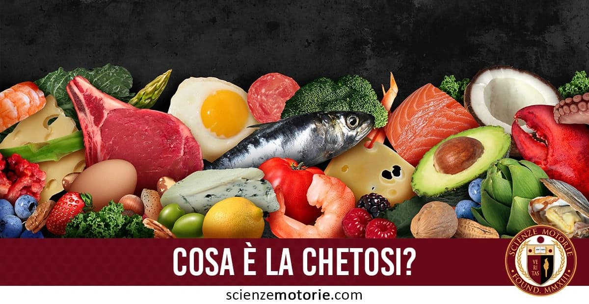 Varietà di alimenti su sfondo scuro, inclusi carne rossa, salmone, uova, formaggio, verdure come broccoli e avocado, frutta come mirtilli e lamponi, noci e frutti di mare. In alto, scritta "COSA È LA CHETOSI?" con l'emblema di Scienze Motorie