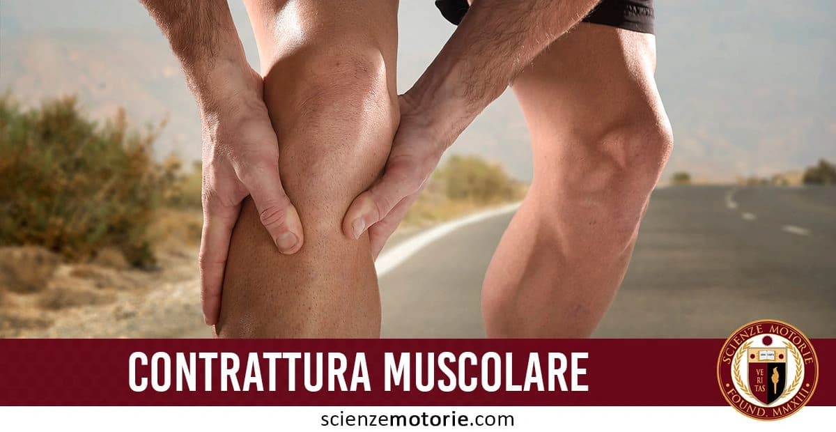 Persona che si tiene il ginocchio con entrambe le mani, suggerendo dolore causato da una contrattura muscolare. Sullo sfondo è visibile una strada, mentre nella parte inferiore dell'immagine si legge il testo "CONTRATTURA MUSCOLARE" e il logo di Scienze Motorie
