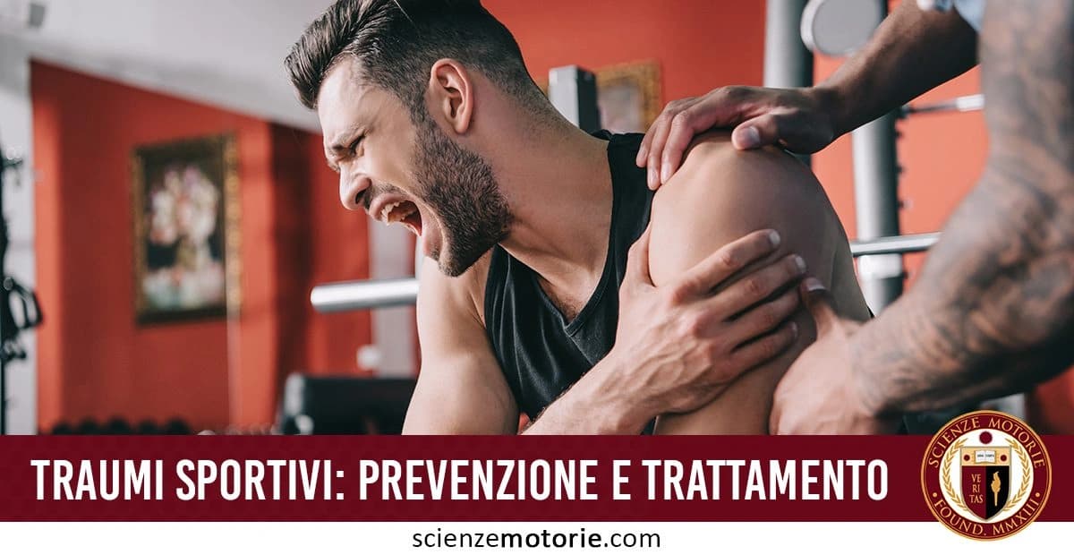 Un uomo in palestra si tiene la spalla con espressione di dolore mentre viene assistito da un'altra persona. Lo sfondo mostra attrezzature da palestra, mentre il testo "TRAUMI SPORTIVI: PREVENZIONE E TRATTAMENTO" è visibile su una banda rossa, insieme al logo di Scienze Motorie