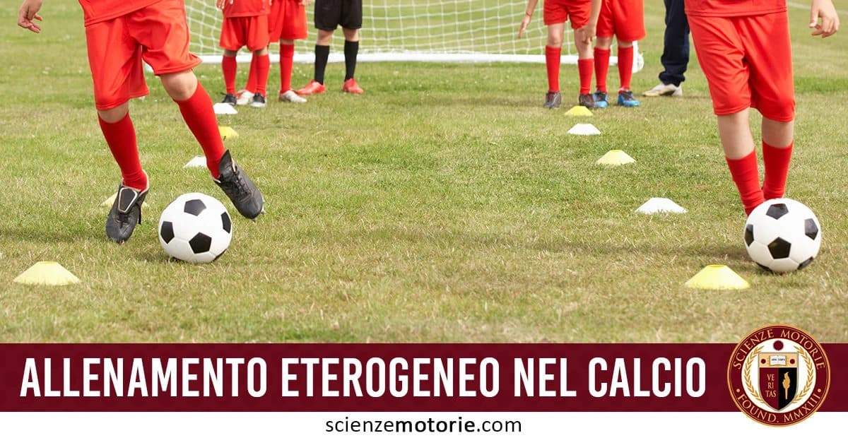 Giovani calciatori in divisa rossa si allenano con esercizi di dribbling tra coni su un campo da calcio, con la scritta "ALLENAMENTO ETEROGENEO NEL CALCIO". In basso a destra si vede il logo di Scienze Motorie