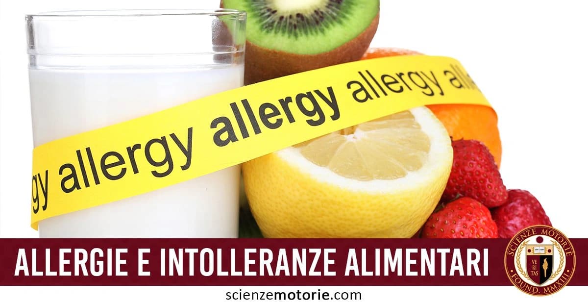 Bicchiere di latte accanto a kiwi, limone, fragole e arancia avvolti in un nastro giallo con la scritta "allergy", rappresentazione visiva di allergie e intolleranze alimentari. in basso a destra appare il logo di Scienze Motorie