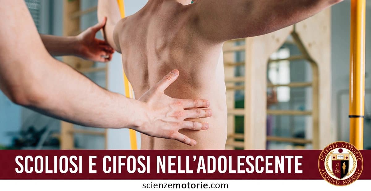 Esame fisico di un'adolescente in palestra, con un operatore che valuta la postura e la colonna vertebrale per scoliosi e cifosi. Sulla parte basse appare la scritta Scoliosi e cifosi nell’adolescente e sulla destra appare il logo di Scienze Motorie