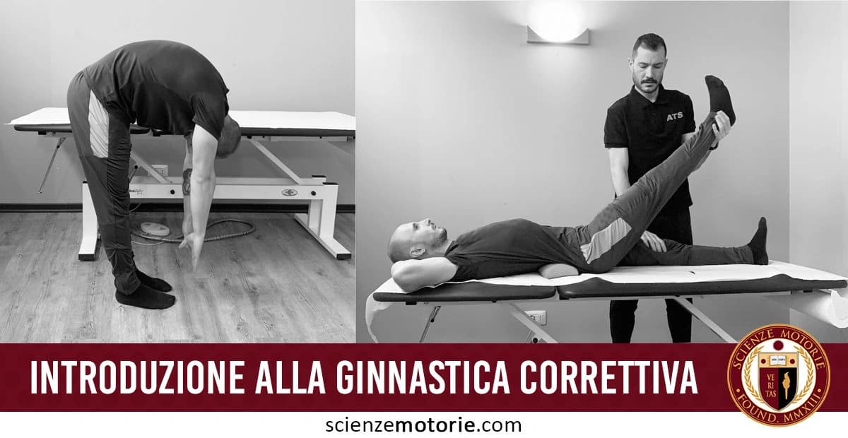 Immagine con due scene: a sinistra una persona in piedi che si piega in avanti per toccare le punte dei piedi, eseguendo un allungamento; a destra, un'altra persona è sdraiata su un lettino mentre un istruttore solleva una gamba, in un esercizio di ginnastica correttiva. In fondo c'è il testo "INTRODUZIONE ALLA GINNASTICA CORRETTIVA" e il logo di scienzemotorie.com