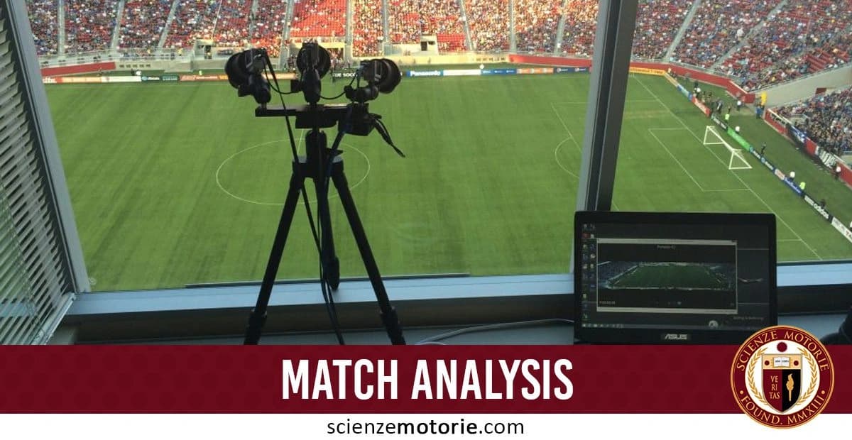 Postazione di analisi tattica durante una partita di calcio, con telecamere montate su cavalletto, un computer portatile per registrazione e analisi, e lo stadio sullo sfondo. La scritta "MATCH ANALYSIS" e il logo di scienzemotorie.com sono visibili nella parte bassa