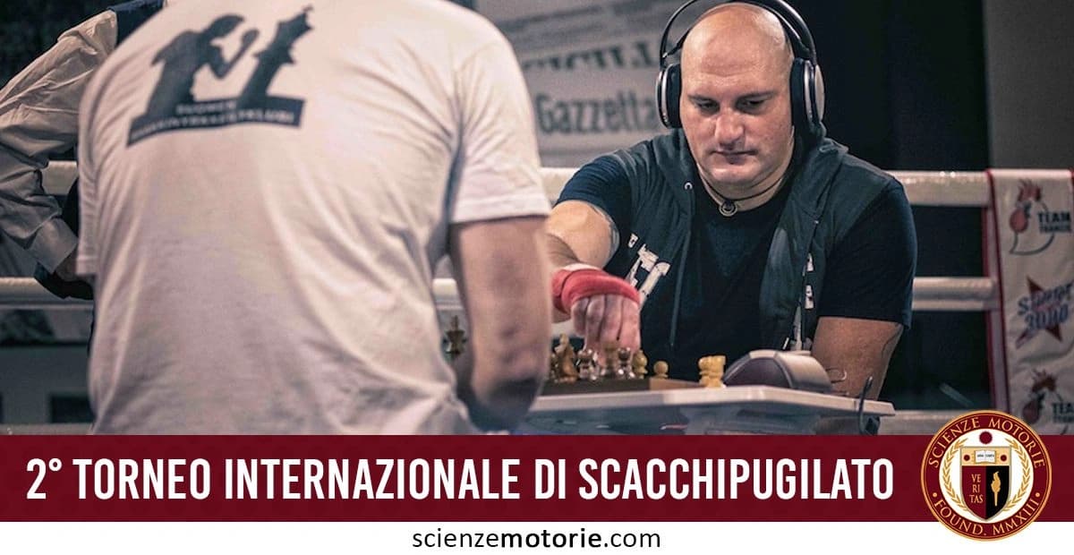 L'immagine cattura una scena del 2° Torneo Internazionale di Scacchipugilato, un evento che unisce il pensiero strategico degli scacchi con la forza fisica del pugilato. In primo piano, uno dei partecipanti gioca a scacchi mentre indossa delle cuffie, concentrato sulla partita. Sul bordo dell'immagine, c'è il testo "2° TORNEO INTERNAZIONALE DI SCACCHIPUGILATO" e il logo di Scienze Motorie