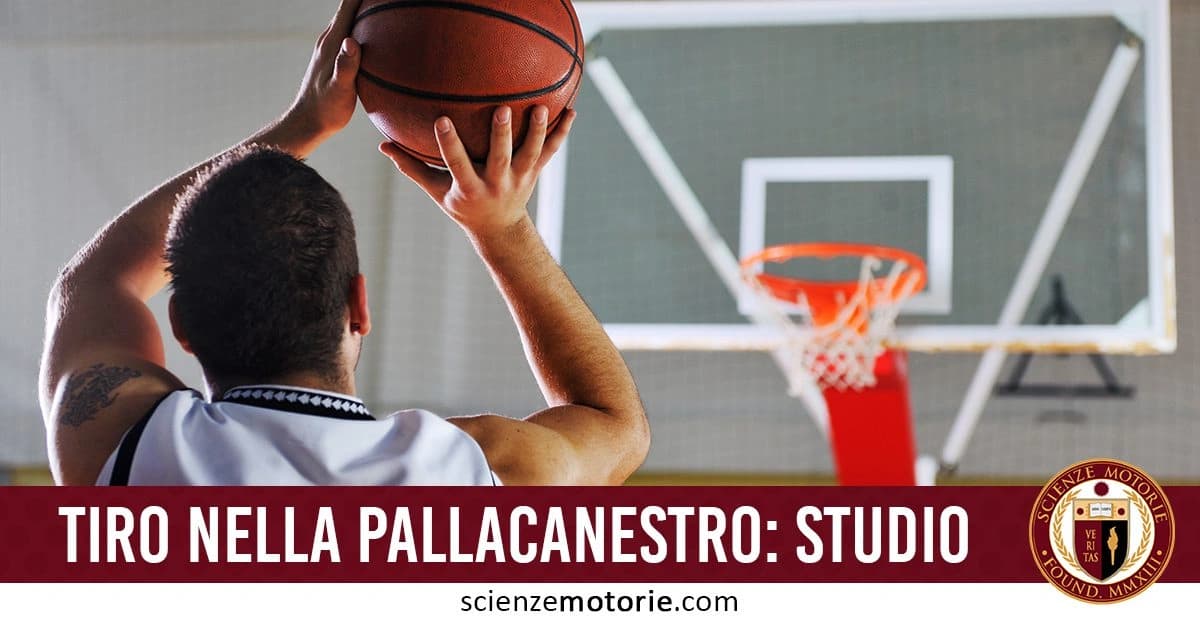 L'immagine mostra un giocatore di basket in una palestra, pronto a eseguire un tiro a canestro. Indossa una maglia da basket e tiene saldamente la palla con entrambe le mani, mentre si concentra sul bersaglio. In basso, un testo recita "TIRO NELLA PALLACANESTRO: STUDIO". Sul lato destro è visibile il logo di Scienze Motorie