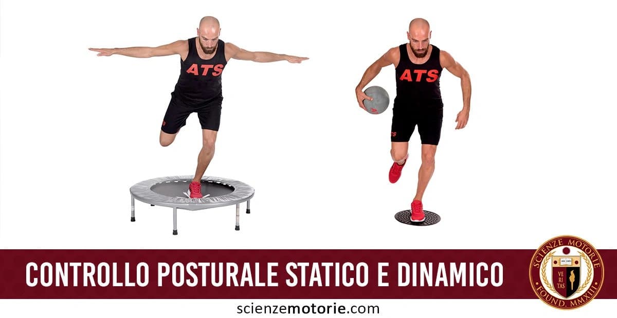 Due esercizi di controllo posturale: a sinistra, una persona, con indosso abbigliamento sportivo con il logo di Istituto ATS esegue un esercizio di bilanciamento su un trampolino, con le braccia allargate. A destra, la stessa persona sta in equilibrio su un disco instabile, tenendo una palla medica e piegandosi in avanti. Entrambi gli esercizi sono accompagnati dal testo "CONTROLLO POSTURALE STATICO E DINAMICO" e dal logo di Scienze Motorie