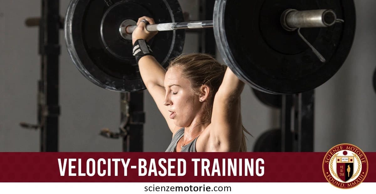 Donna in palestra che solleva un bilanciere sopra la testa, concentrata sull'esercizio. In basso, il testo "Velocity-Based Training". Sul lato destro è presente il logo di Scienze Motorie.