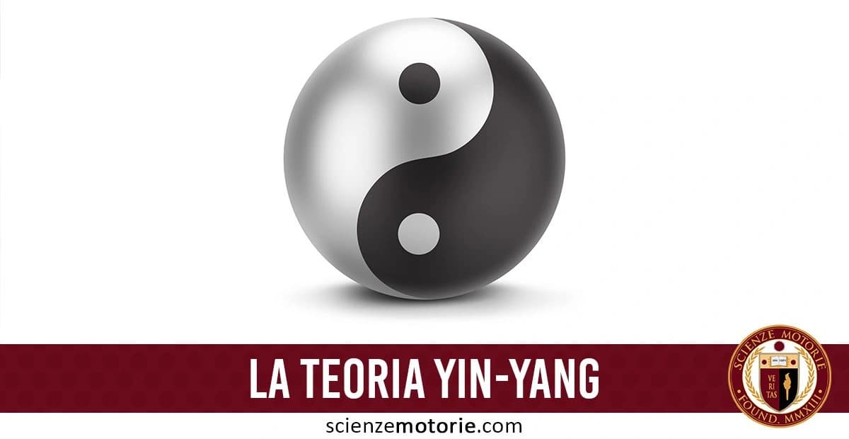 Rappresentazione tridimensionale del simbolo Yin-Yang, con metà bianca e un punto nero, e metà nera con un punto bianco. Il simbolo simboleggia l'equilibrio tra forze opposte. In basso, il testo 'LA TEORIA YIN-YANG' e il logo di Scienze Motorie