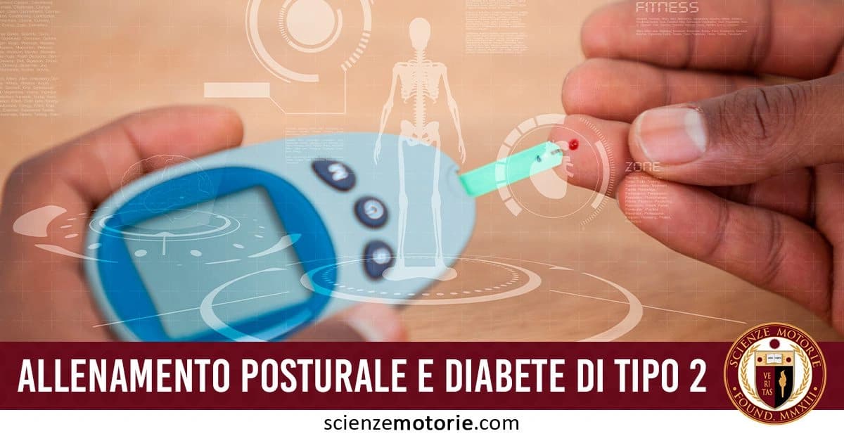 Mano che tiene un misuratore di glucosio nel sangue mentre un dito viene punto per ottenere una goccia di sangue. Sullo sfondo, elementi grafici rappresentano il corpo umano. In basso, il testo "Allenamento Posturale e Diabete di Tipo 2" con il logo Scienze Motorie